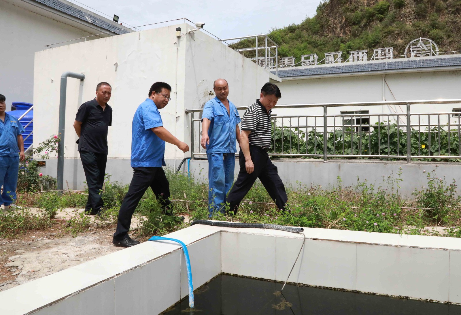 熊良虎到水環(huán)境公司漫川關(guān)鎮(zhèn)污水處理廠調(diào)研并慰問一線職工