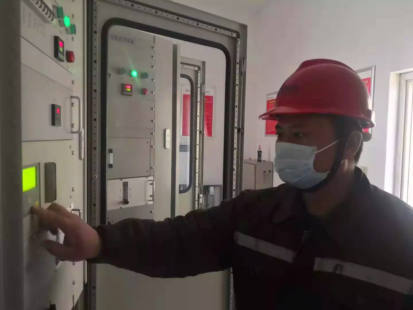 2月8日驻大唐宝鸡热电厂运维人员在对新更换的分析仪进行调试.png