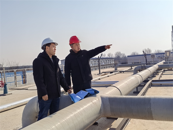 1767507734776026eXtu.jpg 【我的新年愿望】生态建设公司陶巍(右一).jpg